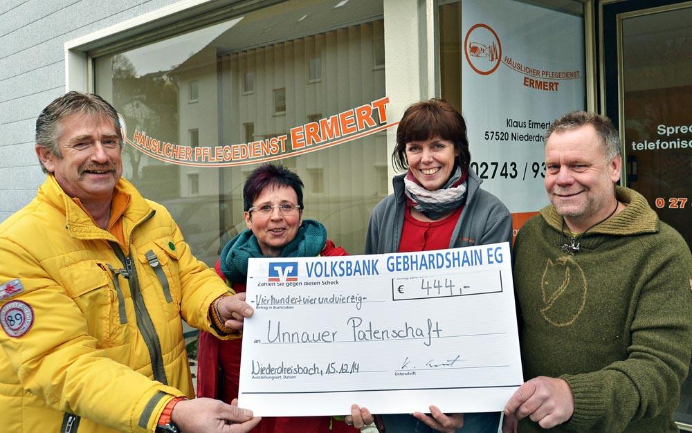 Bild v.l.n.r.: Rolf-Dieter Wiederstein, Dorothea Becker, Pflegedienstleiterin Nilius und Geschäftsführer Ermert bei bei der symbolischen Scheckübergabe.