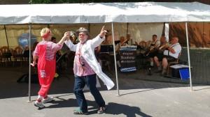 Krankenhaus Clowns beim Tanz miz Nauberg Musikanten im Hintergrund